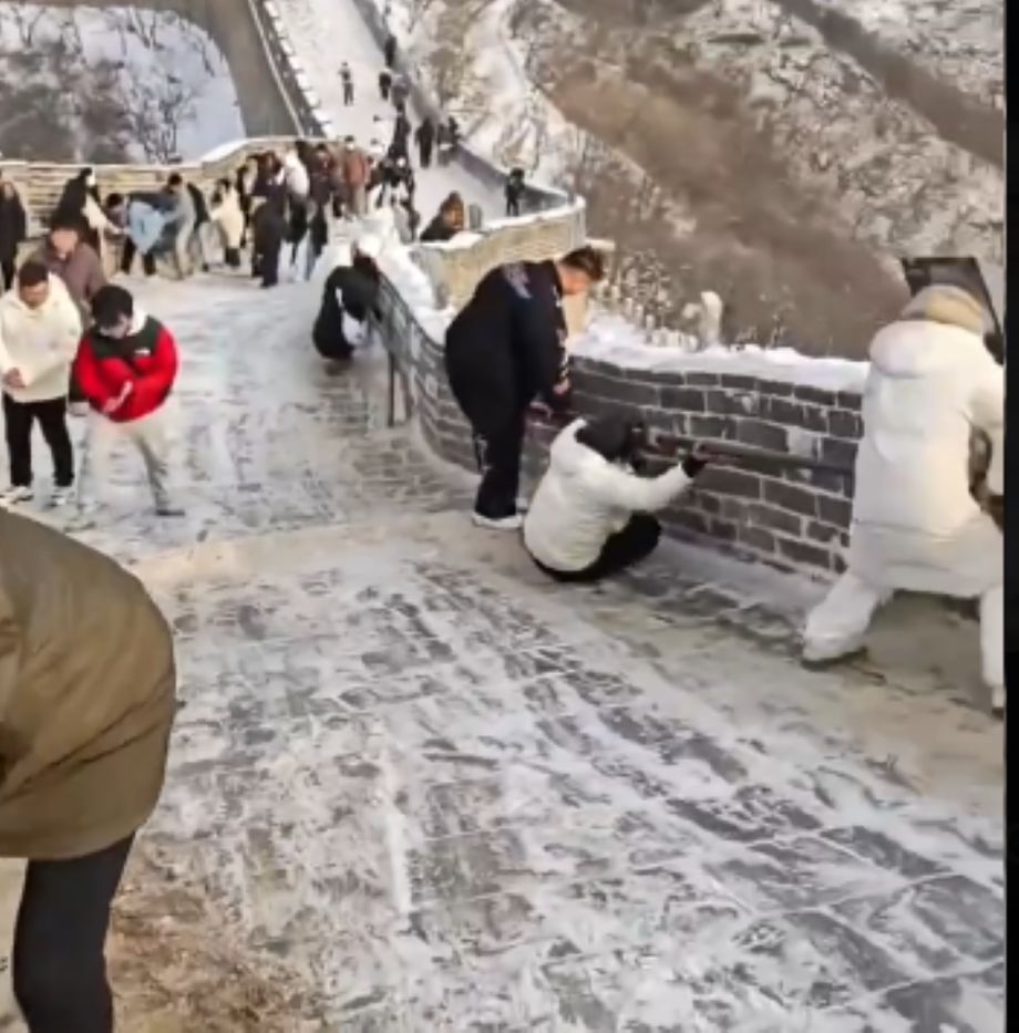 Великая Китайская стена превратилась в ледяную горку