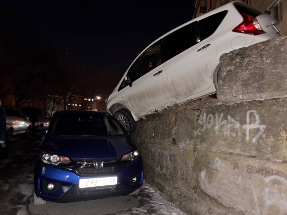 Полёт над Владивостоком: Nissan Note совершил прыжок «веры» с подпорной стены на Honda Fit