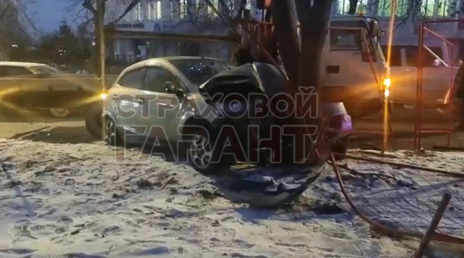 Фото: strahovoi_garant_vvo | «Куда смотрят родители», Школьник протаранил дерево за рулем автомобиля во Владивостоке