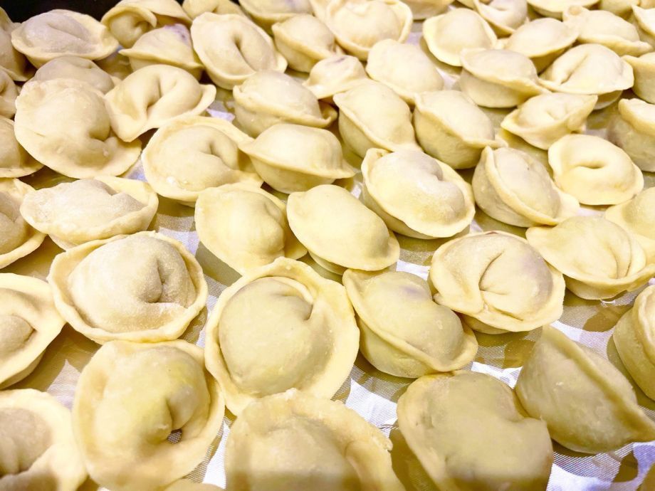 Жителей Приморья кормили зараженными пельменями и селедкой