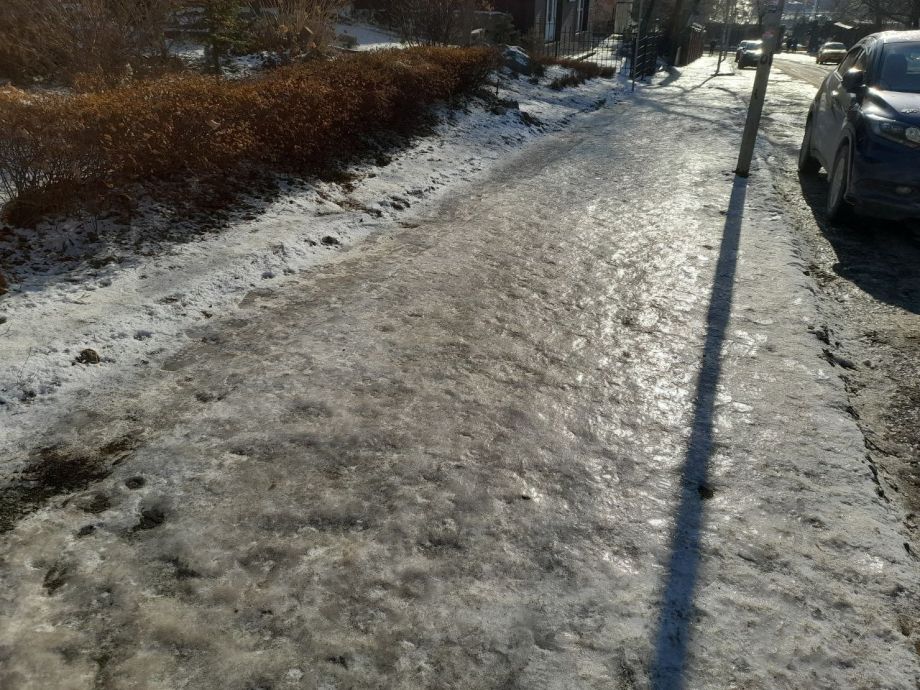 Каток под ногами и лёд над головой: Владивосток продолжает бороться с последствия непогоды