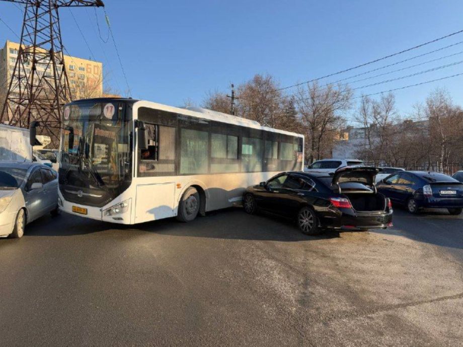 Две аварии парализовали проезд через БАМ во Владивостоке