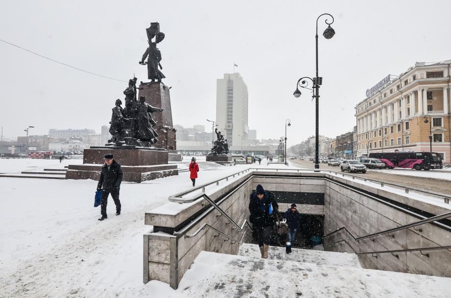 Фото: PRIMPRESS | «Прямо под колеса бросают». Уборщики снега в центре Владивостока вытворяют необъяснимое