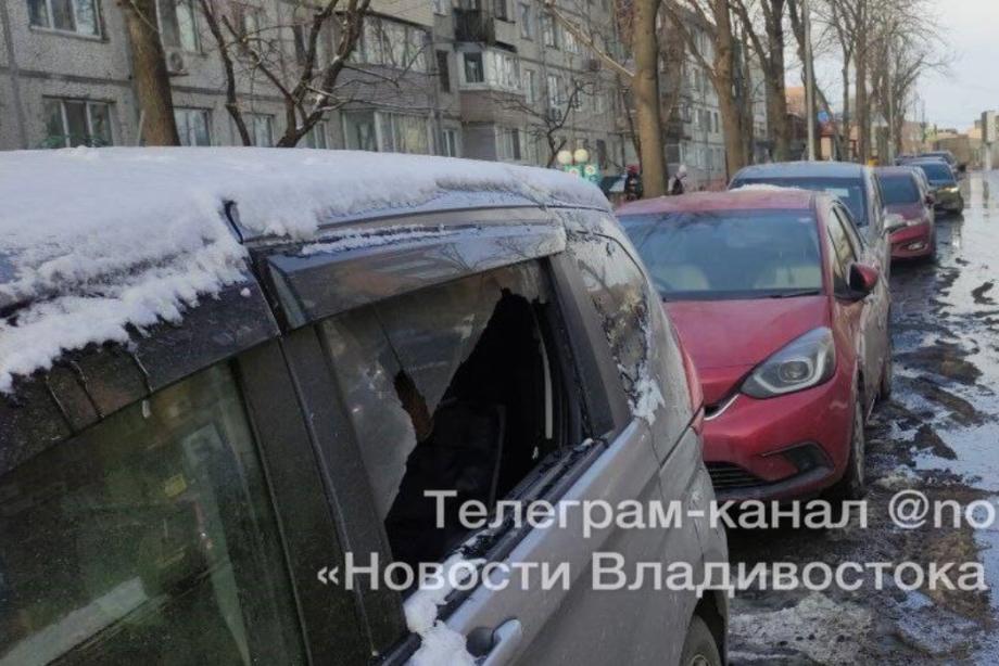 Фото: novosti_vdk | «Подарок от дорожных служб». Житель Владивостока пострадал от спецтехники
