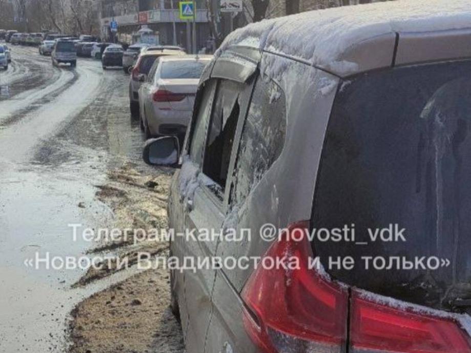 Фото: novosti_vdk | «Повреждений не усматривается». В «СГТ» Владивостока не увидели факта порчи автомобиля спецтехникой