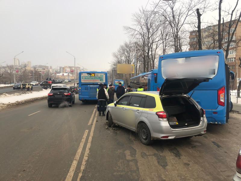 Фото: 25.мвд.рф | Поскользнулись: ДТП с участием трех автобусов и такси произошло во Владивостоке