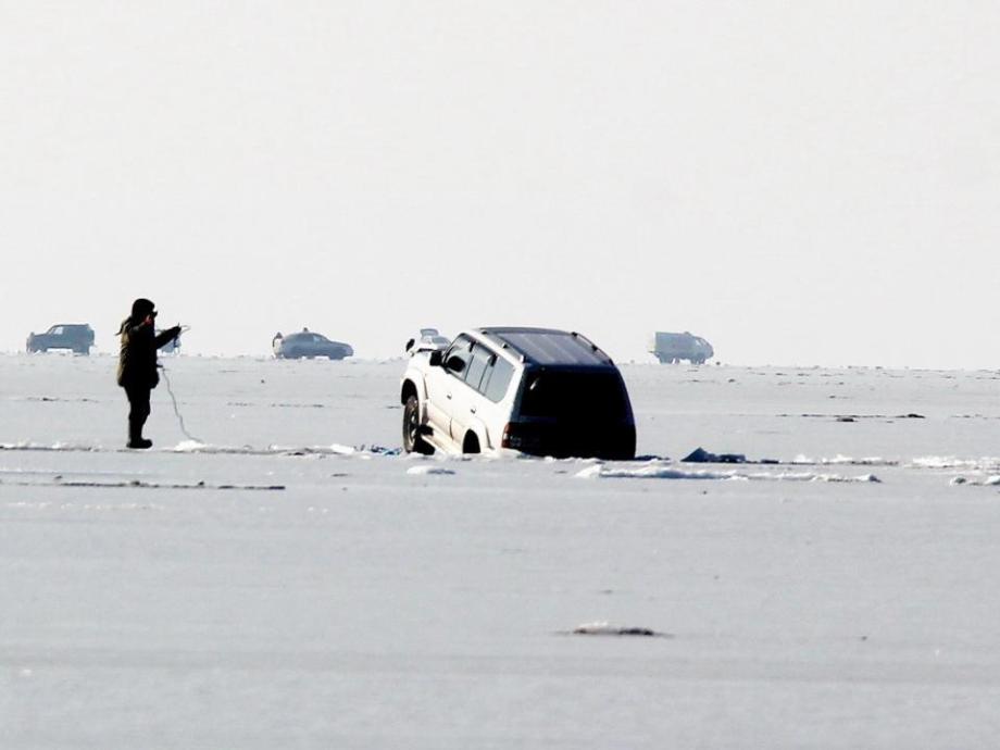 Фото: zspk.gov.ru | Претендент на медаль за навагу. Рыбак выехал на лед и утопил свою машину