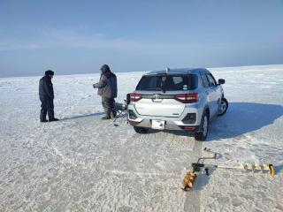 Штрафы на льду: облава на рыбаков-автолюбителей прошла во Владивостоке