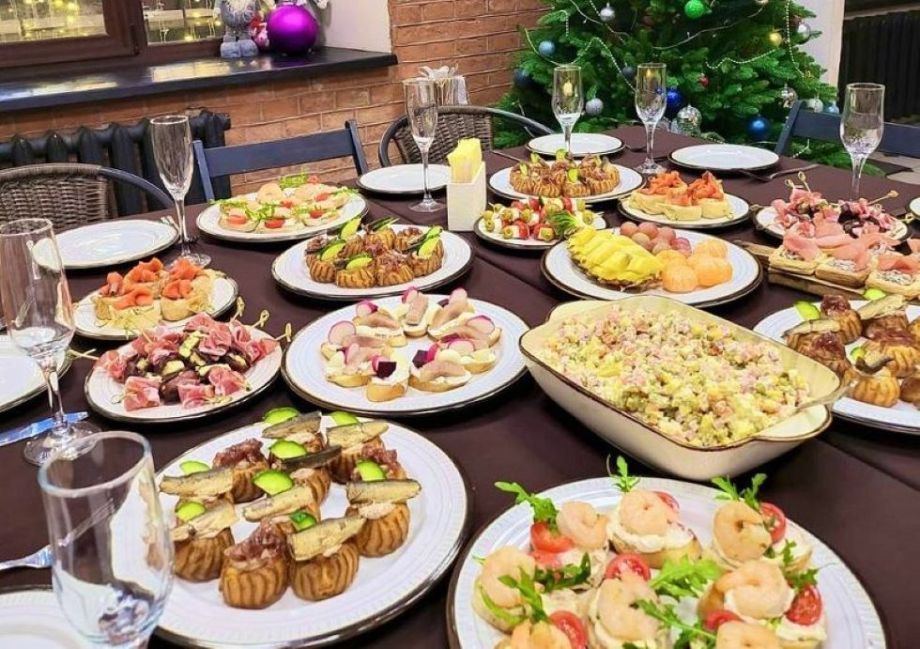 Дешевый, но щедрый новогодний стол: 7 блюд, которые выглядят дорого, а стоят копейки