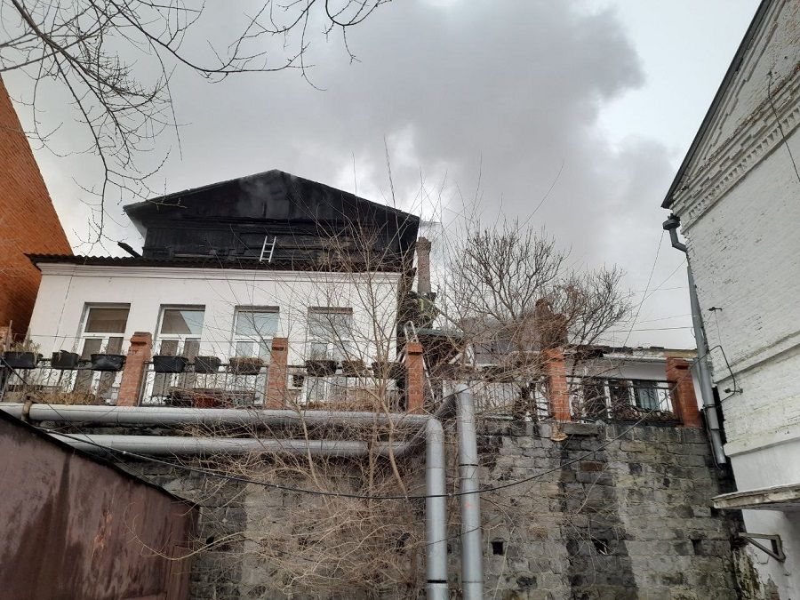 Пожар уничтожил большую часть помещений в исторических домах во Владивостоке