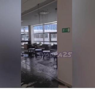 Фото: @svodka25 | Из-за аномальных холодов черная жидкость затопила этаж в ДВФУ
