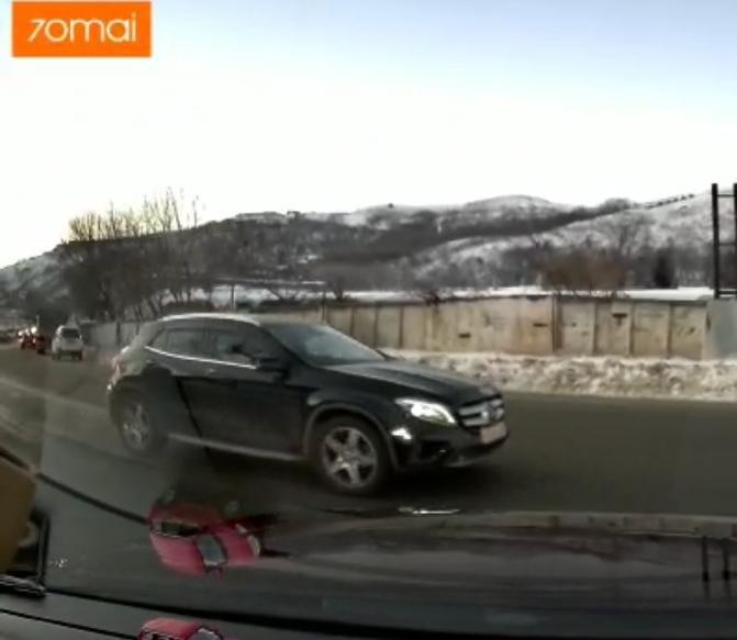 Автоледи из Владивостока удивила водителей своим поступком на дороге