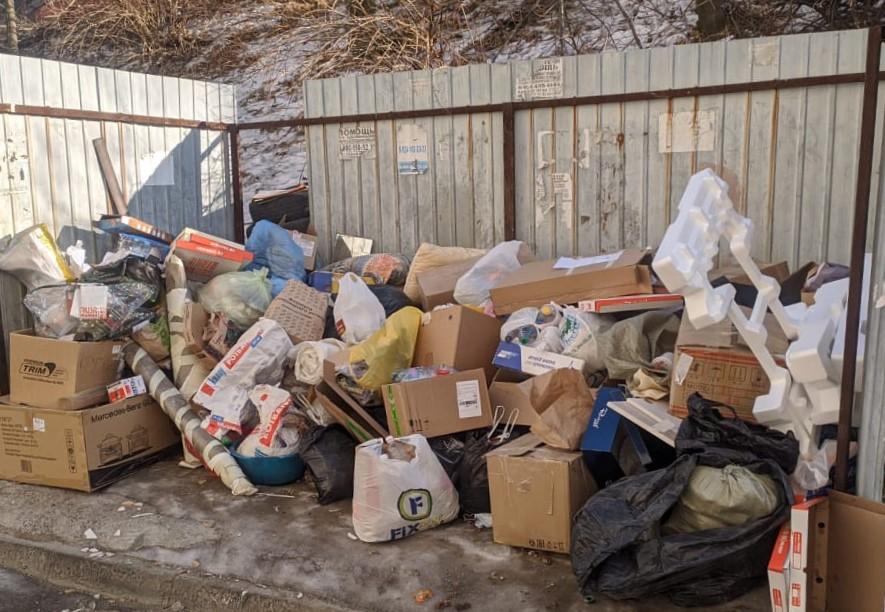 Мусорный коллапс во Владивостоке: мусоровозы будут работать все праздничные дни