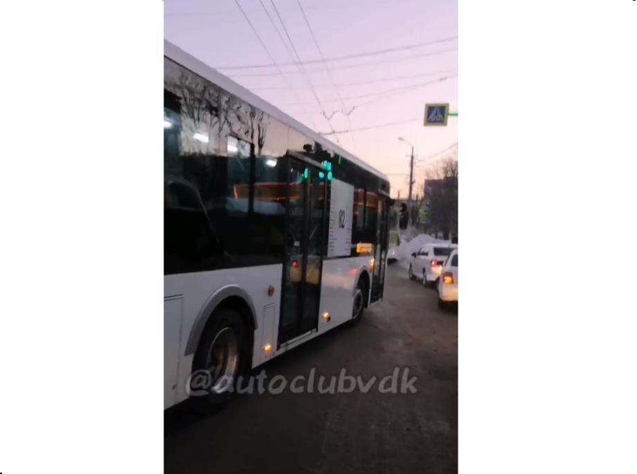 Фото: телеграм-канал dpskontrol_125rus | «Чудо по беспределу»: во Владивостоке водитель автобуса создал аварийную ситуацию на остановке