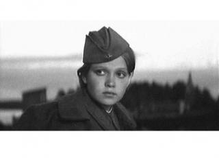 кадр фильма «А зори здесь тихие…» | 5 самых популярных советских фильмов о Великой Отечественной войне