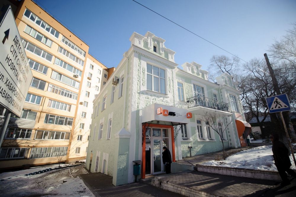 Это симпатичное здание на Первой речке  во Владивостоке также находится под арестом. Пользоваться им можно, продать нельзя.