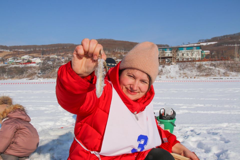 在符拉迪沃斯托克的冰钓比赛中，女士们积极与男士竞争