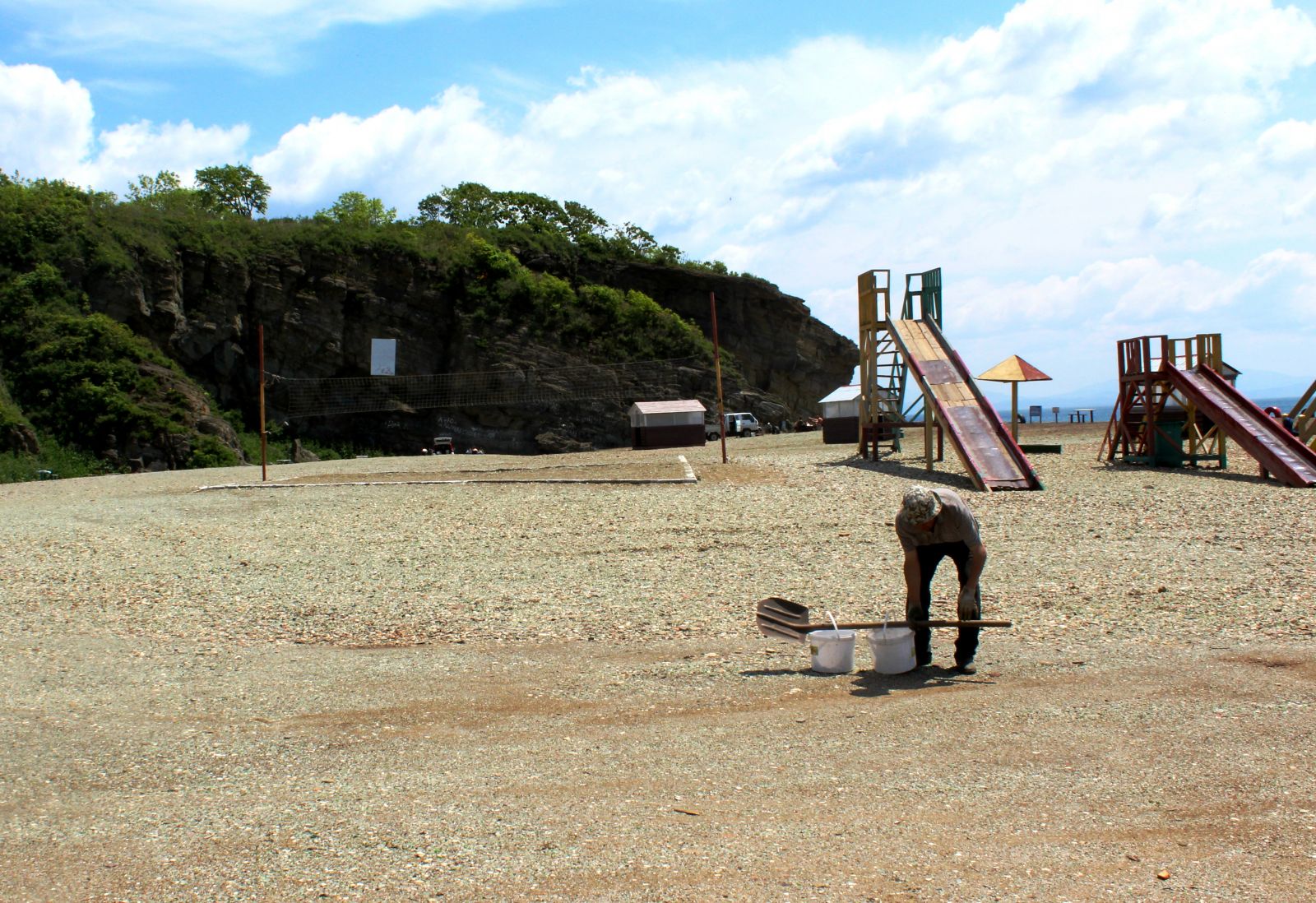 Рабочие пристально следят за состоянием пляжа. Фото: Любовь Хмелевская