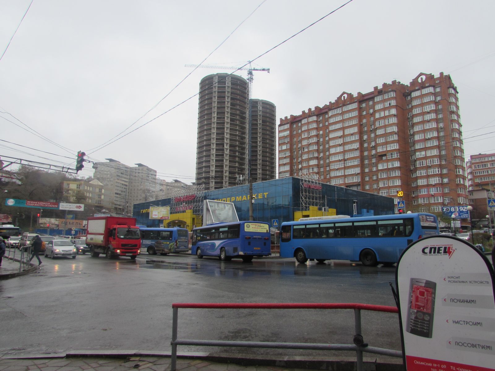 На остановках регулярно скапливается по три - пять автобусов, выжидающих пассажиров. 