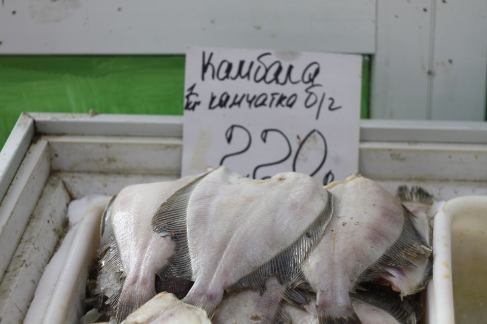 Купить рыбу во владивостоке. Рыба Владивосток. Добрая рыба. Белая рыба с Владивостока. Рыба во фраке мастер класс.