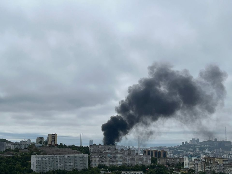 Видит черный дым. Черный дым в Москве. Густой черный дым. Пожар во Владивостоке 2006. Черный дым пожар.