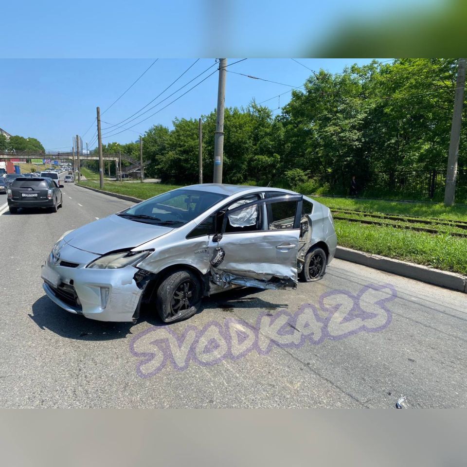 Естественный отбор: во Владивостоке в массовом ДТП пострадали сразу две  Toyota Prius | 16.06.2023 | Владивосток - БезФормата