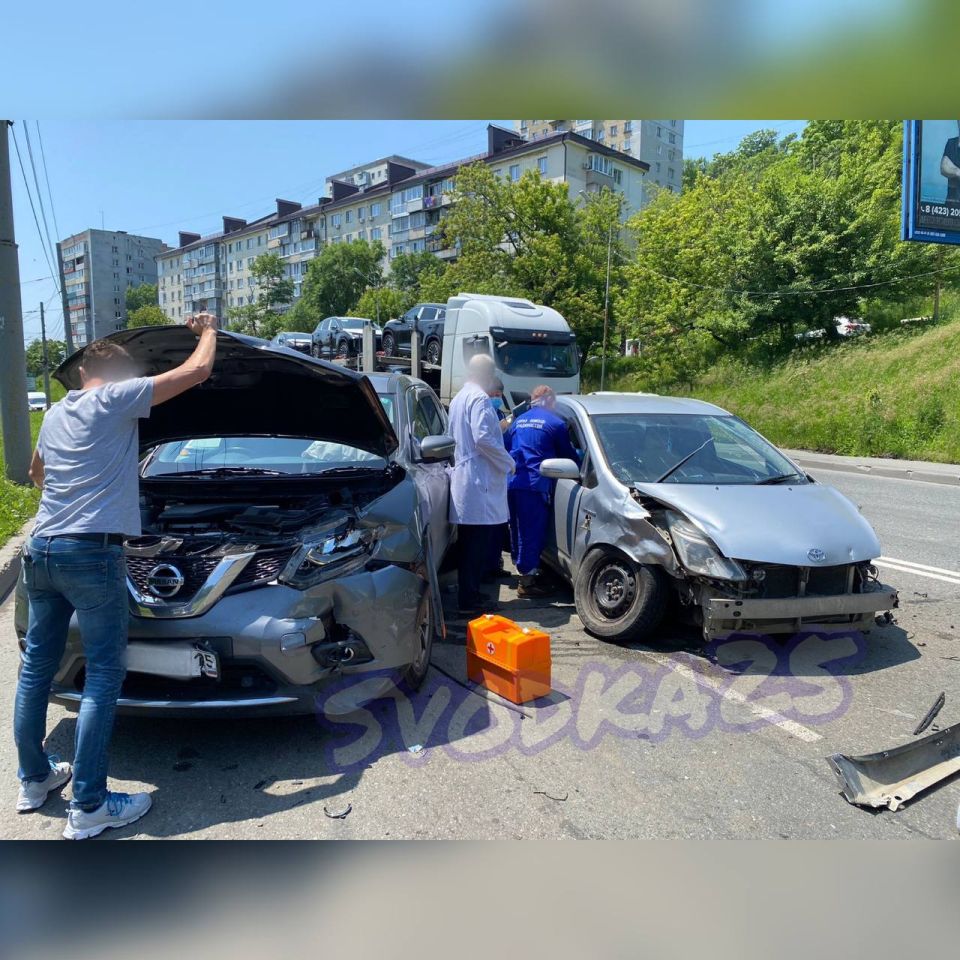 Естественный отбор: во Владивостоке в массовом ДТП пострадали сразу две Toyota  Prius | 16.06.2023 | Владивосток - БезФормата