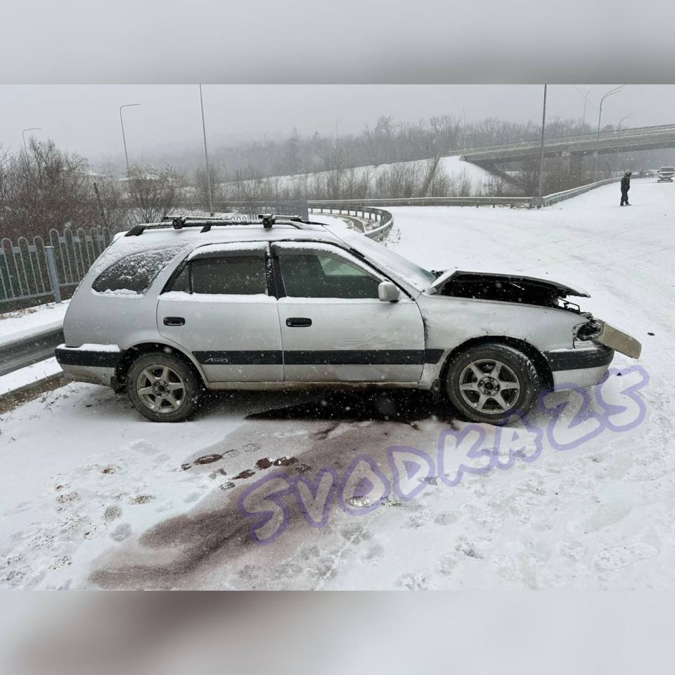 Размотало» всех: на выезде из Владивостока автомобили массово бьются о леера