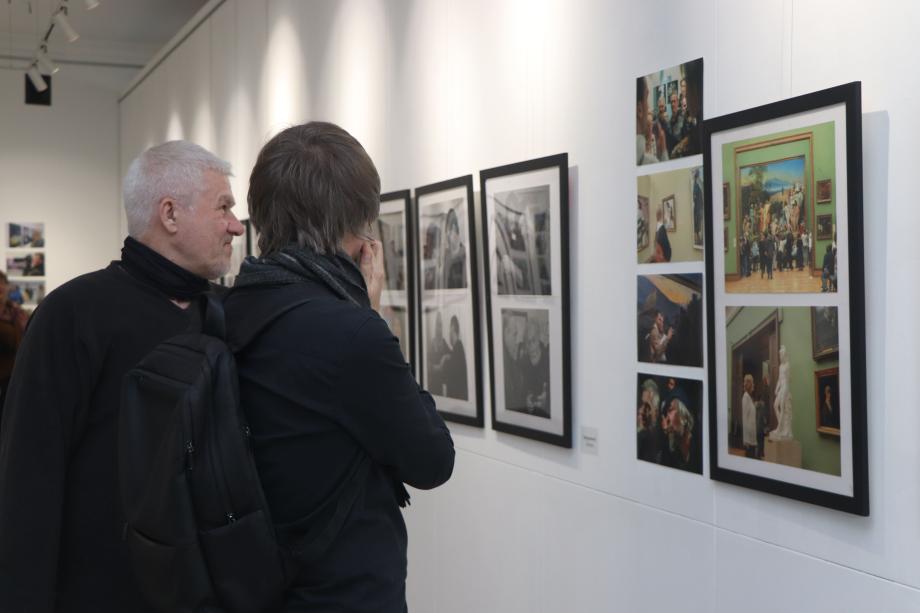 На фото выставке представлено. Фотовыставка. На фотовыставке предоставлены фотографии российских изоружений.