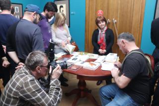 Фото: Екатерина Дымова / PRIMPRESS | Персональная выставка Геннадия Кунгурова «Черное и белое» открылась во Владивостоке