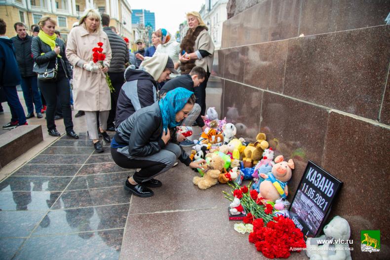 Казань школа сколько человек погибло. Детские игрушки в память погибшим.