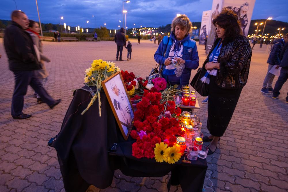 Провожающая в последний путь фрирен персонажи. Самвел Мнацян похороны. Прощание с Самвелом Мнацяном. Могила Самвела Мнацяна. Похороны Самвела Мнацяна в Омске.