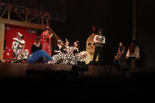 Фото: Екатерина Дымова / PRIMPRESS | Медведь, ходули, булава: спектакль «Морозко» готовят в театре молодежи